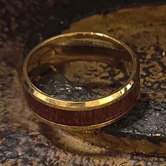 Men's Gold Wedding Ring Band With Whiskey Barrel Wood Inlay - Wedding ring Guys - Picture 5 of 9